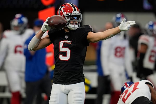 Atlanta Falcons wide receiver Drake London (5) celebrates a catch in the first half of an NFL football game against the New York Giants in Atlanta, Sunday, Dec. 22, 2024. (AP Photo/Mike Stewart)