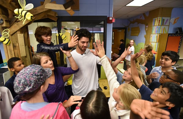  Dansby Swanson gave everyone a high-5! AJC photo: Hyosub Shin