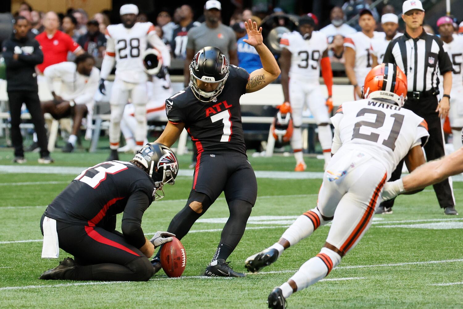 Falcons kicker Younghoe Koo gives his team a 23-20 lead in the fourth quarter Sunday in Atlanta. (Miguel Martinez / miguel.martinezjimenez@ajc.com)