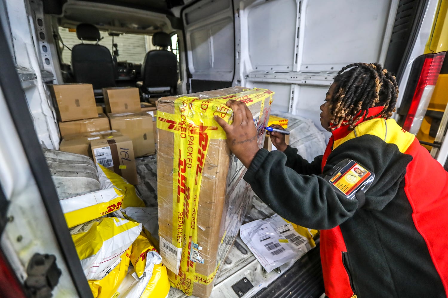 December 15, 2022 ATLANTA: Driver, Shaolin Hunley marks her packages for delivery.  (John Spink / John.Spink@ajc.com)

