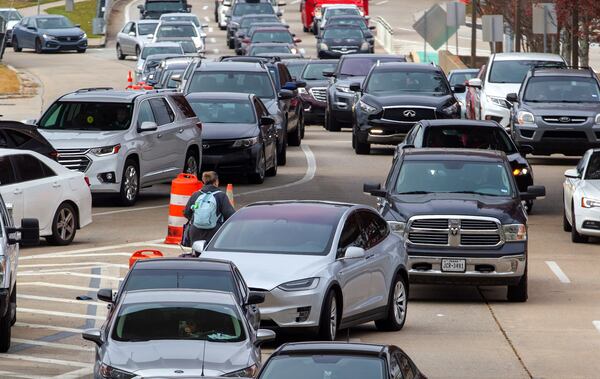 Traffic backs up at the North Terminal at Hartsfield-Jackson Atlanta International Airport Sunday, November 21, 2021.        STEVE SCHAEFER FOR THE ATLANTA JOURNAL-CONSTITUTION