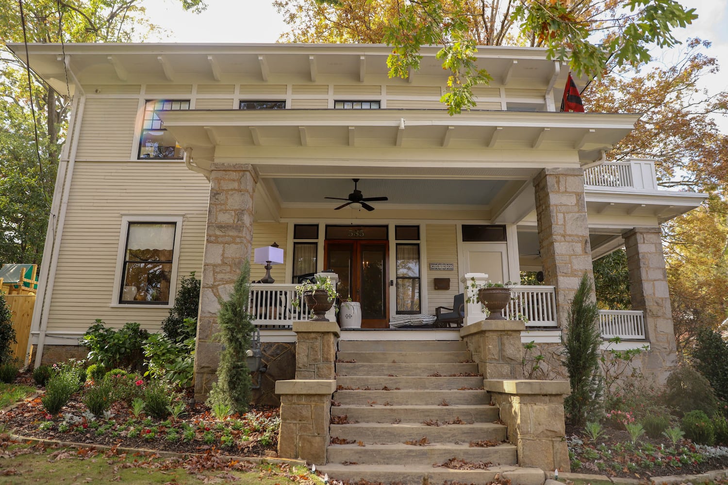 Photos: American foursquare accented with Prairie-style features, perched above Grant Park