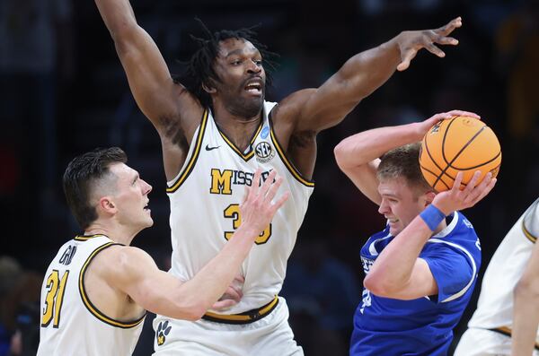 Drake guard Bennett Stirtz, right, look to pass the ball against Missouri center Josh Gray, center, and guard Caleb Grill (31) during the first half in the first round of the NCAA college basketball tournament, Thursday, March 20, 2025, in Wichita, Kan. (AP Photo/Travis Heying)