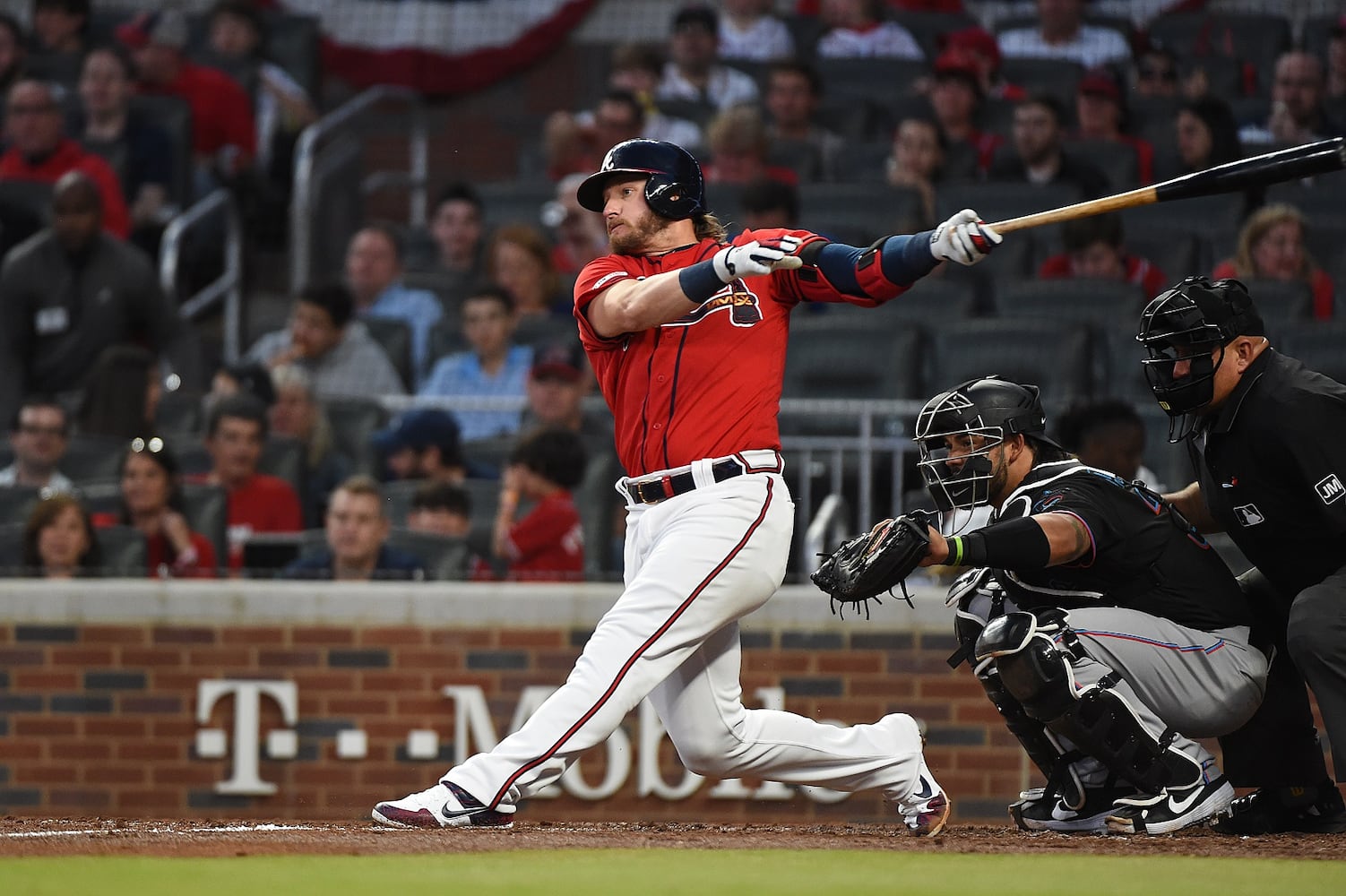 Photos: Braves break out red uniforms, host Marlins