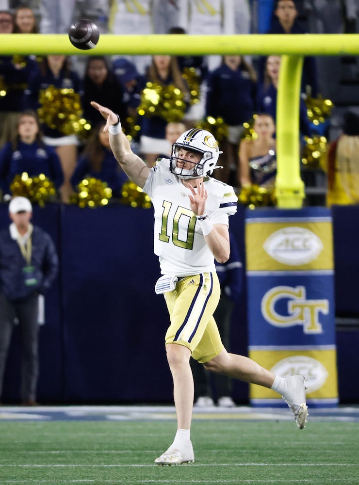 Georgia Tech Yellow Jackets quarterback Haynes King (10) throws on a rollout during the second half of an NCAA college football game between Georgia Tech and Syracuse in Atlanta on Saturday, Nov. 18, 2023.  Georgia Tech won, 31 - 22. (Bob Andres for the Atlanta Journal Constitution)