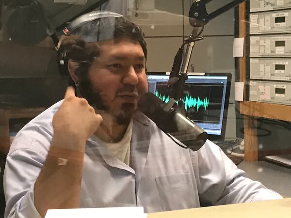  Andrew Longoria working the board for Mark Arum on July 5, 2017. CREDIT: Rodney Ho/rho@ajc.com