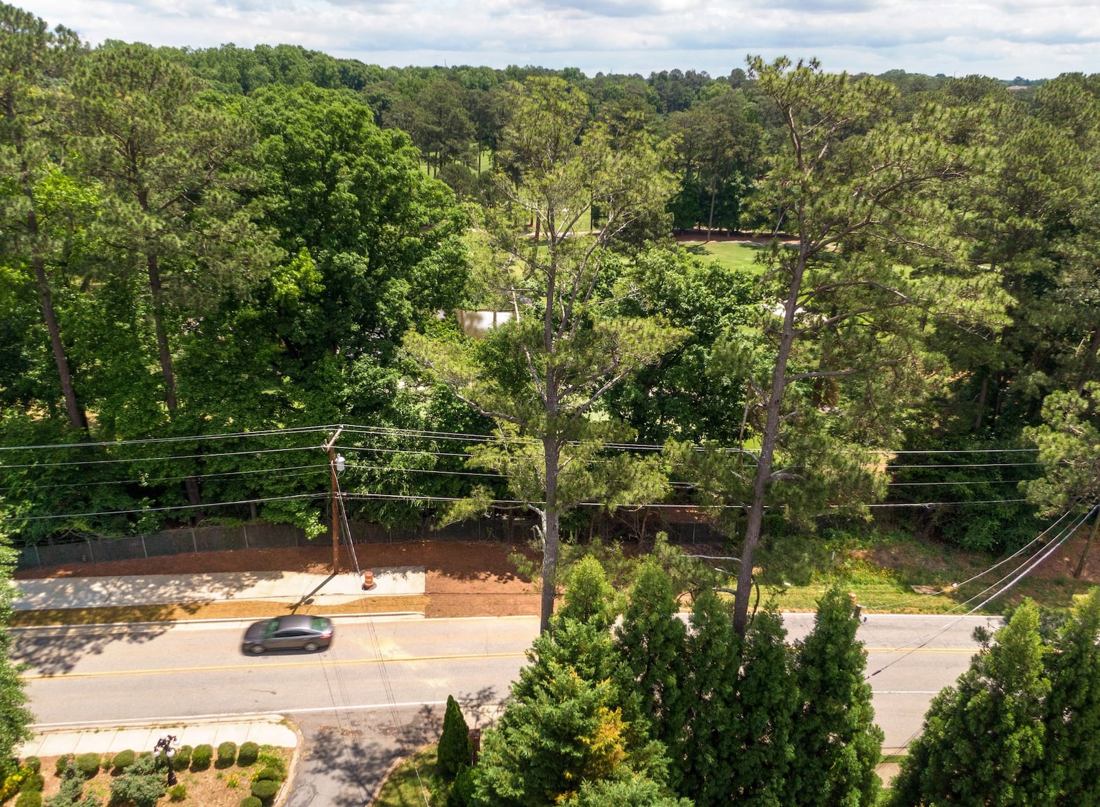 There is a disagreement over who controls the land between Ashford Dunwoody Road and the Peachtree Golf Club courses. (Hyosub Shin / Hyosub.Shin@ajc.com)