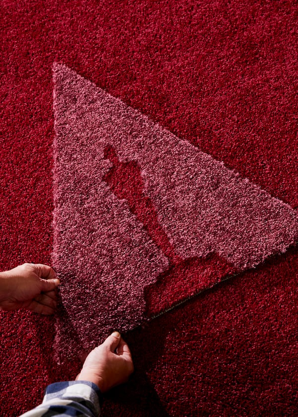 
                        A new addition to the Oscars red carpet this year: Statuette inlays at the Dolby Theater for the Oscars in Los Angeles, on Feb. 21, 2025. Steve Olive, who has worked in the event carpet business for more than three decades, is the man the Academy trusts to get its iconic rug just right. (Jennelle Fong/The New York Times)
                      