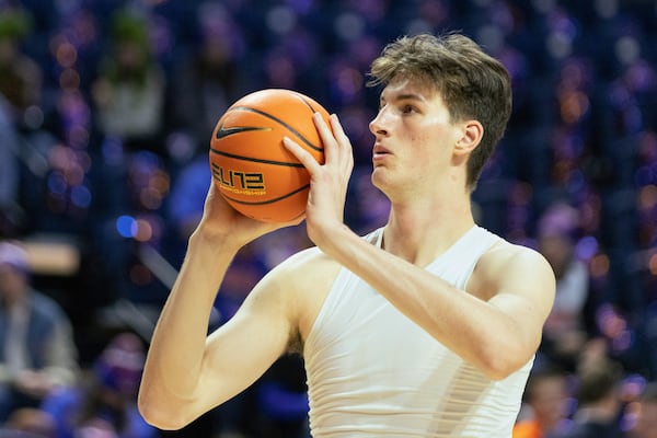 FILE - Florida center Olivier Rioux warms up before an NCAA college basketball game Wednesday, Dec. 4, 2024, in Gainesville, Fla. (AP Photo/Alan Youngblood, File)