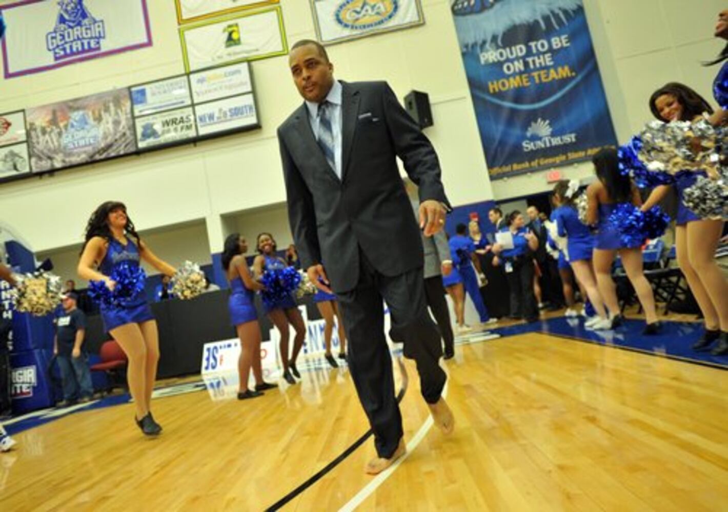 Georgia State coach goes barefoot in game