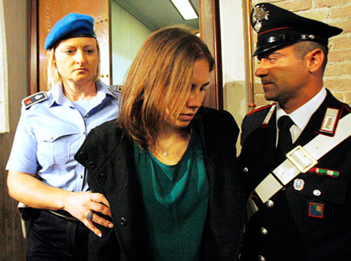 Amanda Knox released, returns home