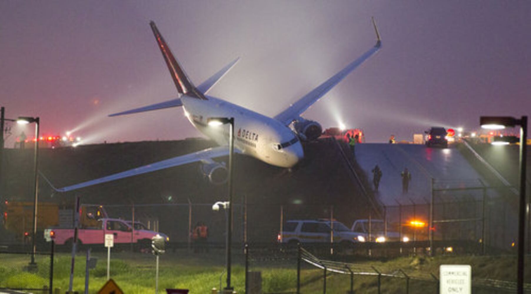 Delta jet runs off taxiway at Hartsfield-Jackson