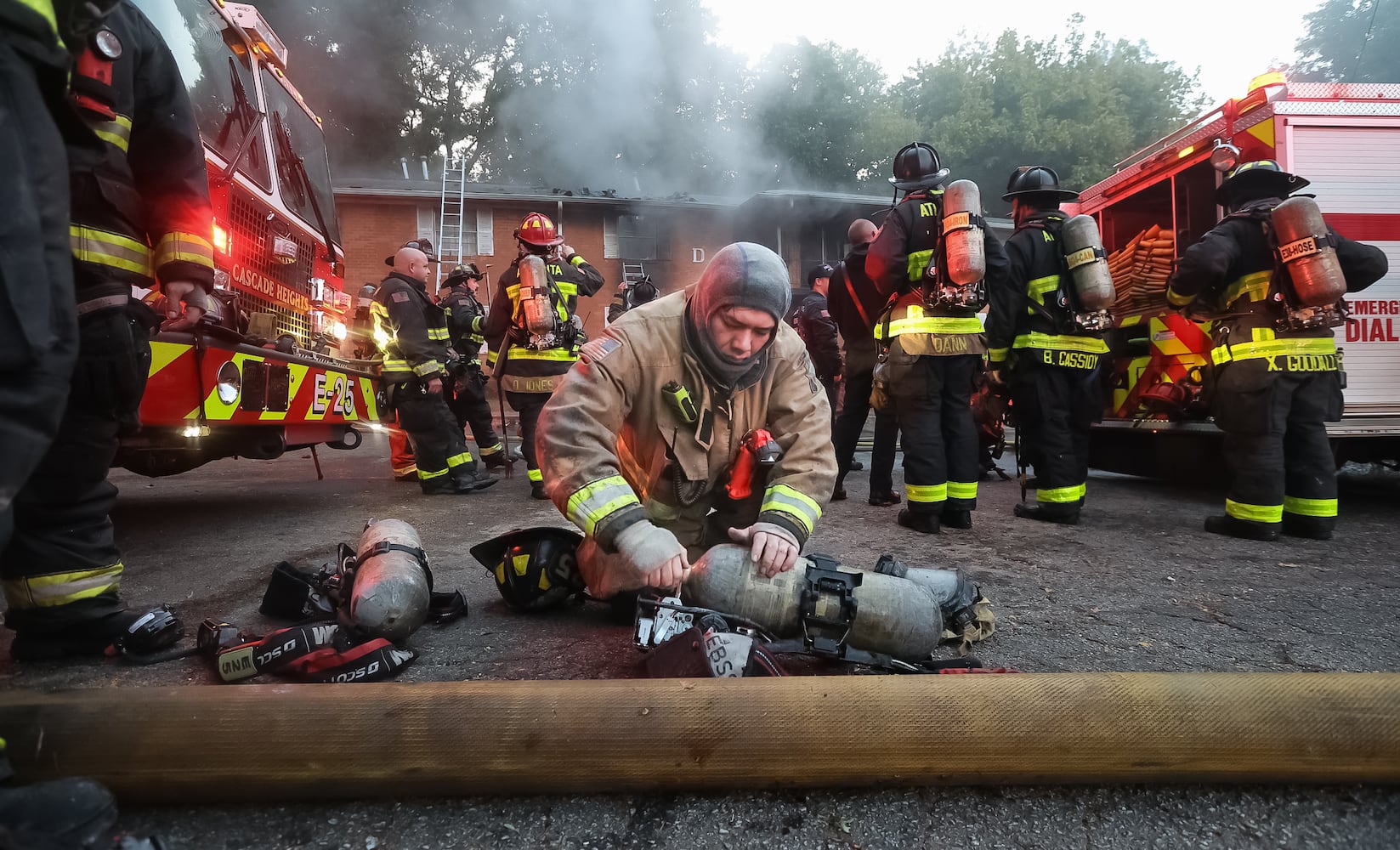 Southwest Atlanta apartment fire rescue