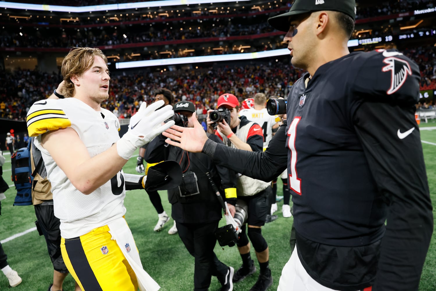 Falcons quarterback Marcus Mariota greets Steelers quarterback Kenny Pickett after the game Sunday at Mercedes-Benz Stadium. (Miguel Martinez / miguel.martinezjimenez@ajc.com)