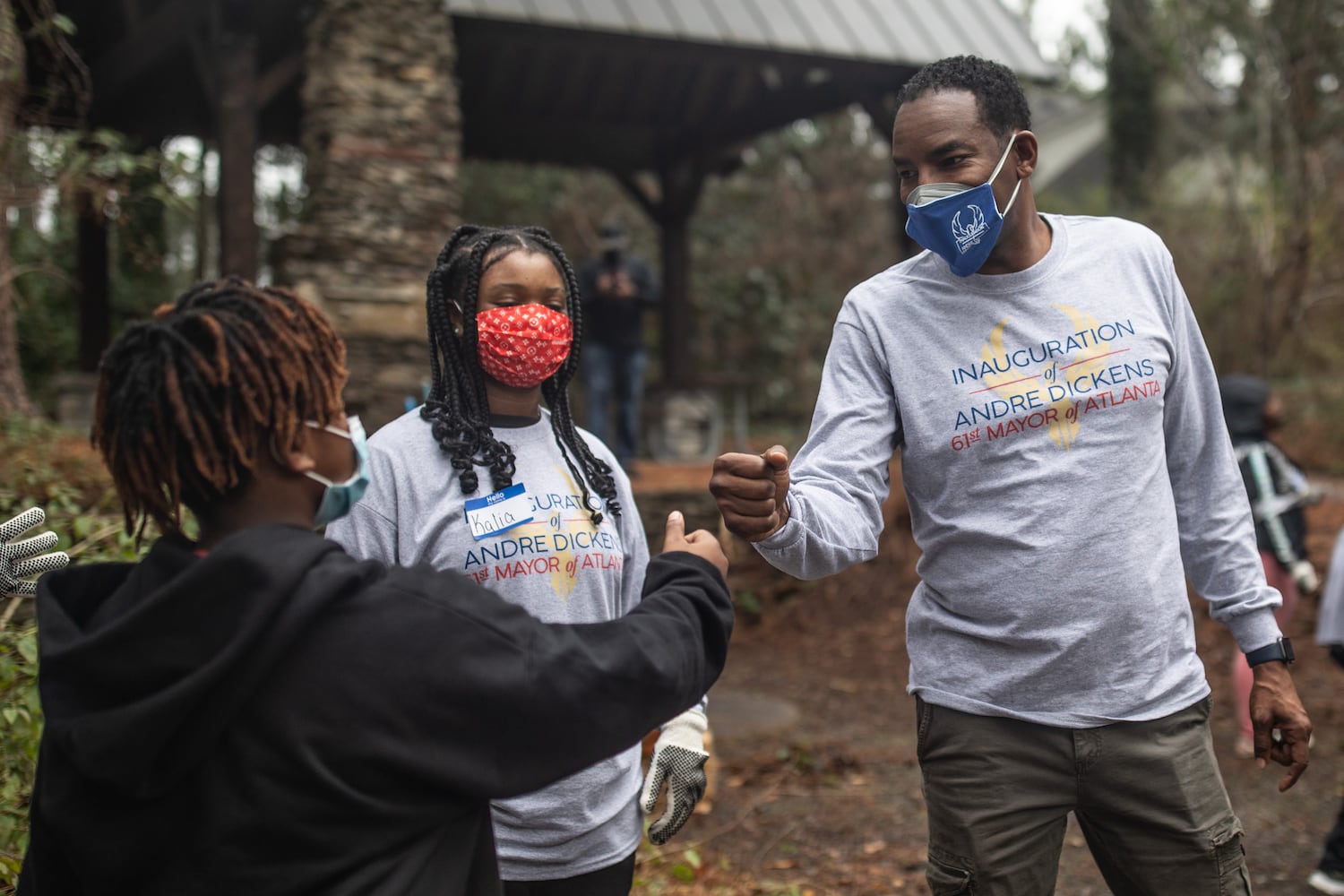 Mayor-elect Andre Dickens meets with volunteers