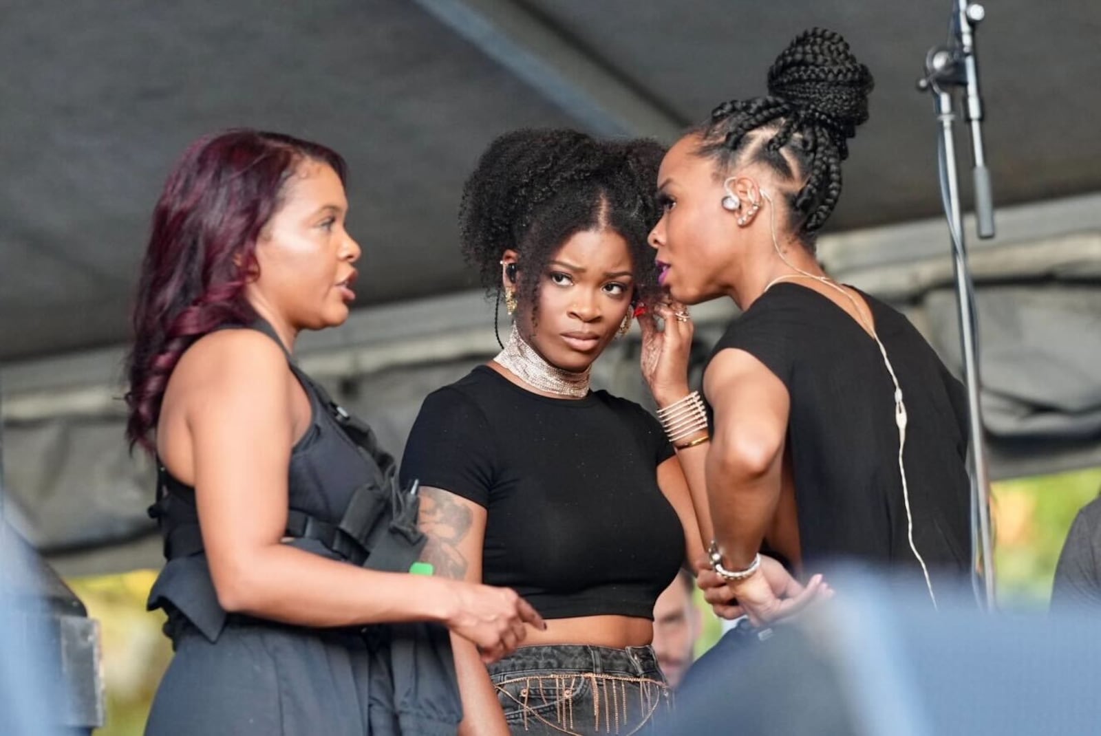 Ari Lennox struggled with technical difficulties early in her set at the 2024 One Musicfest. The soulful singer made a comeback, finishing strong.