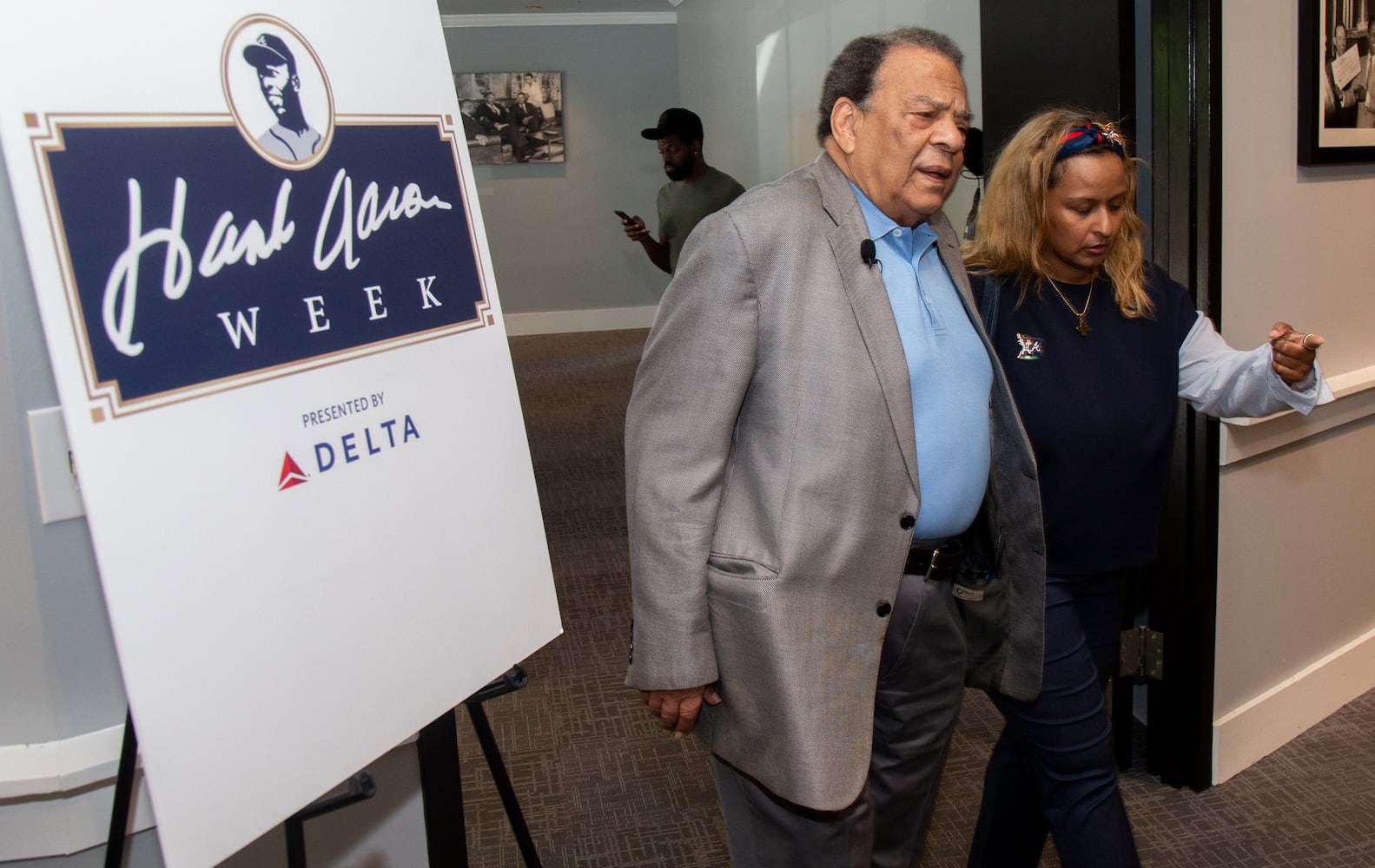 Photos: Hank Aaron shares wisdom, experiences with young athletes