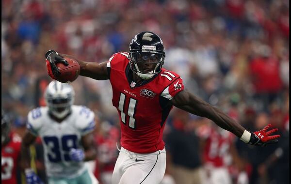 ARLINGTON, TX - SEPTEMBER 27: Julio Jones #11 of the Atlanta Falcons runs for a touchdown against the Dallas Cowboys at AT&amp;T Stadium on September 27, 2015 in Arlington, Texas. (Photo by Ronald Martinez/Getty Images)