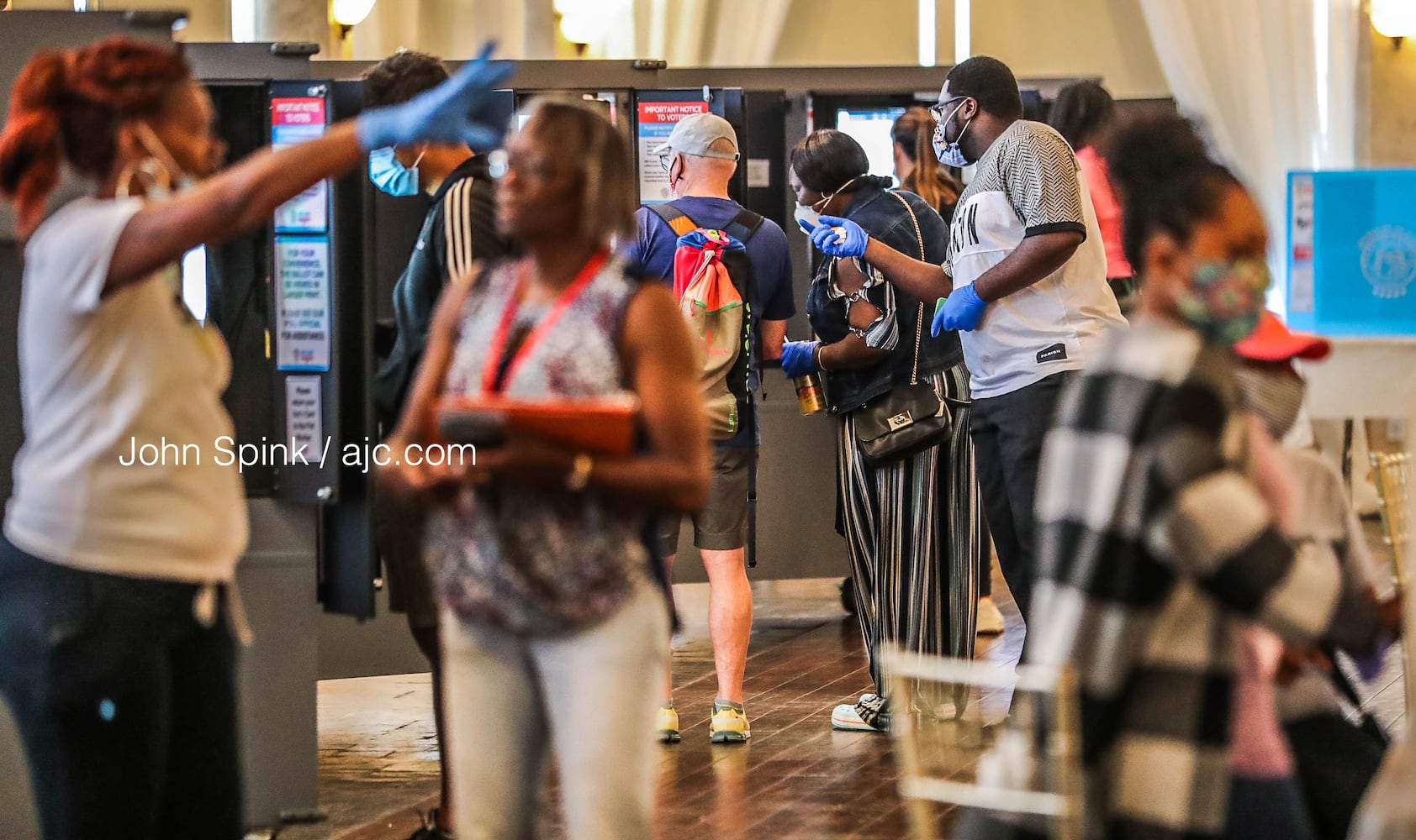 Voters struggle with lines and equipment as polls open in Georgia