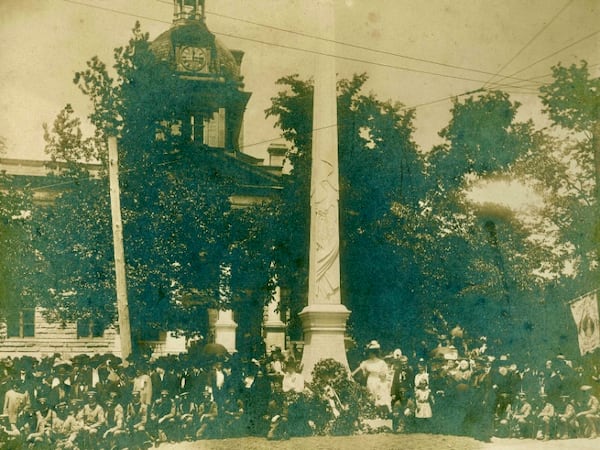 The obelisk honoring the Confederacy after it was unveiled at the DeKalb County courthouse in 1908.