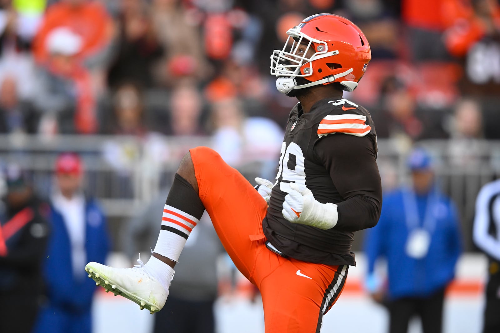 Cleveland Browns defensive end Za'Darius Smith (99) celebrates a sack of Baltimore Ravens quarterback Lamar Jackson (8) during the second half of an NFL football game in Cleveland, Sunday, Oct. 27, 2024. (AP Photo/David Richard)