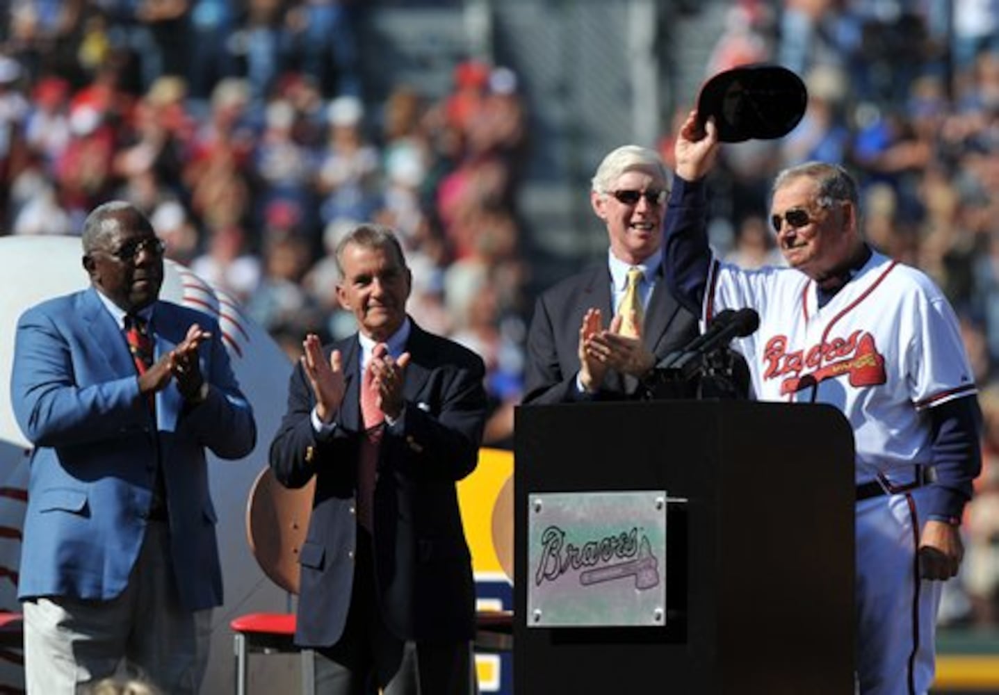 Braves pay tribute to Bobby Cox