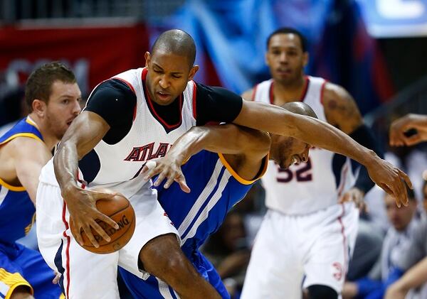 El dominicano Al Horford, pívot de los Hawks de Atlanta, disputa un balón con el brasileño Leandro Barbosa, de los Warriors de Golden State, en el partido del 6 de febrero de 2015 (AP Foto/John Bazemore) Another powerful performance by a powerhouse club. (John Bazemore/AP photo)