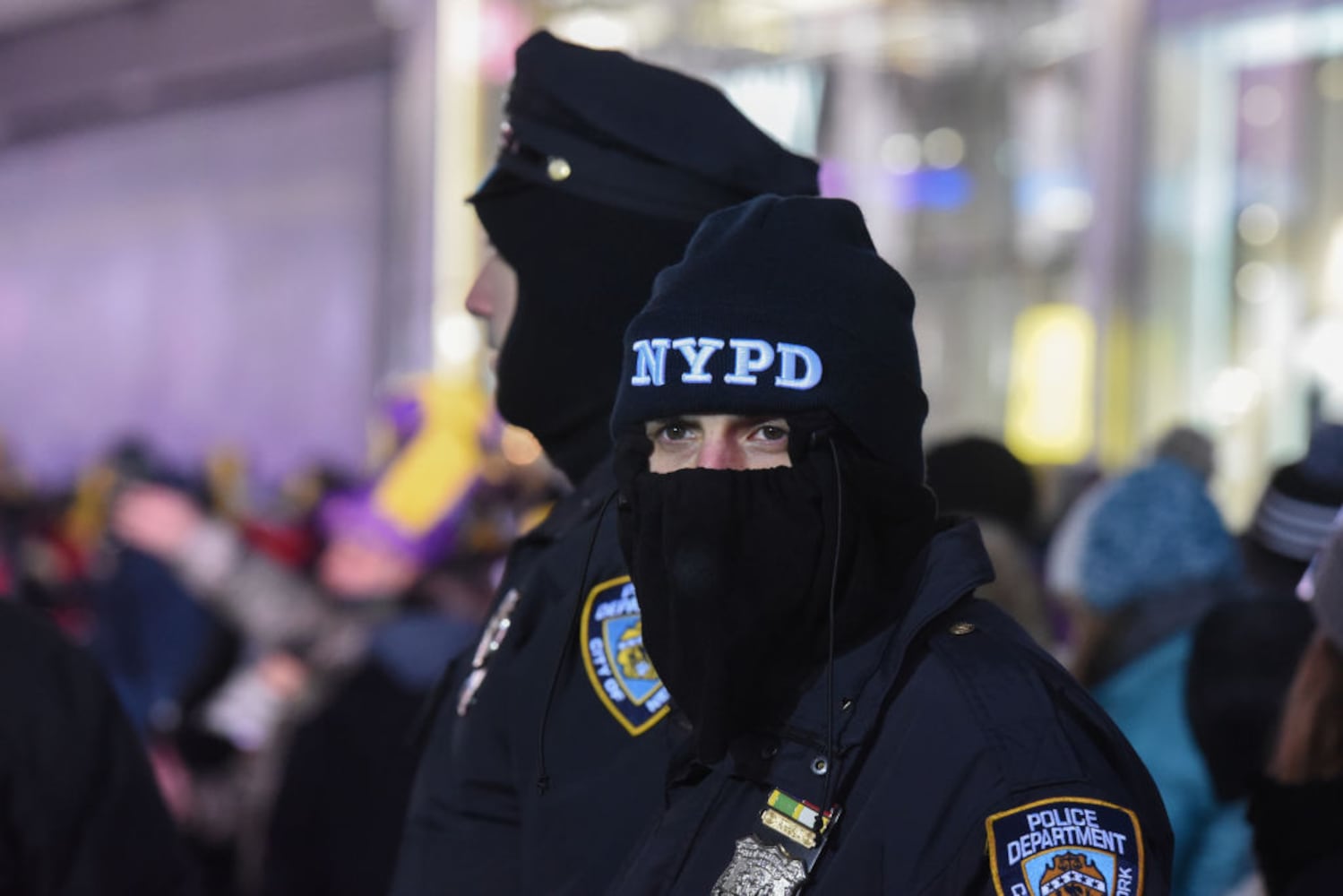 freezing temps dont deter crowds at times square for new years eve