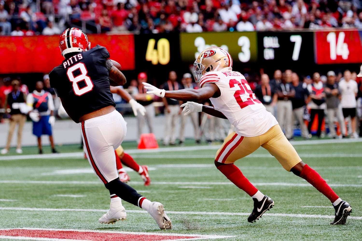 Falcons tight end Kyle Pitts scores a touchdown during the third quarter against the 49ers on Sunday in Atlanta.  (Miguel Martinez / miguel.martinezjimenez@ajc.com)