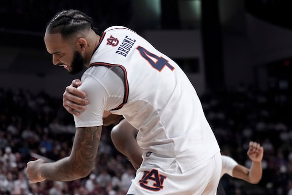 Auburn forward Johni Broome grabs his shoulder after he collided with Texas A&M forward Pharrel Payne, during a play in the first half of an NCAA college basketball game, Tuesday, March 4, 2025, in College Station, Texas. (AP Photo/Sam Craft)