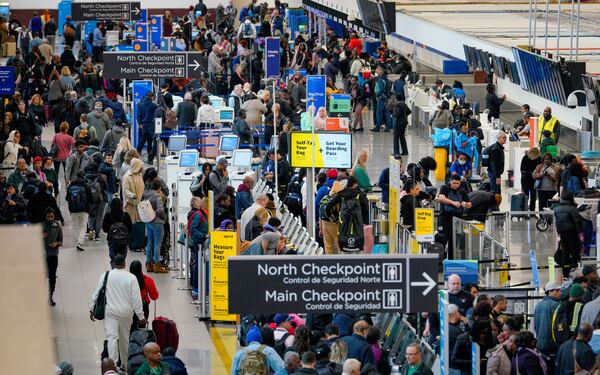 Travelers line up to receive tickets and check bags at Hartsfield Jackson International Airport. Monday, November 27th, 2023 (Ben Hendren for the Atlanta Journal-Constitution)