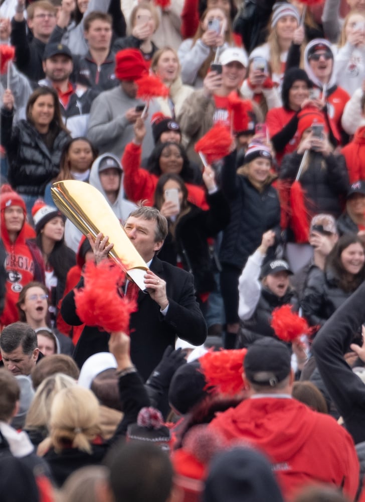 220115-Athens-Coach Kirby Smart hoists the National Championship trophy during the National Championship celebration Saturday afternoon, Jan. 15, 2022, in Athens. Ben Gray for the Atlanta Journal-Constitution