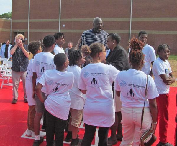 Shaquille O’Neal and McDonough Mayor Sandra Vincent talk to the children. (Photo Courtesy of Anthony Rhoads)