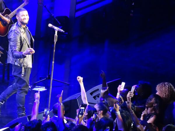 Usher with that charming smile of his. CREDIT: Rodney Ho/ rho@ajc.com