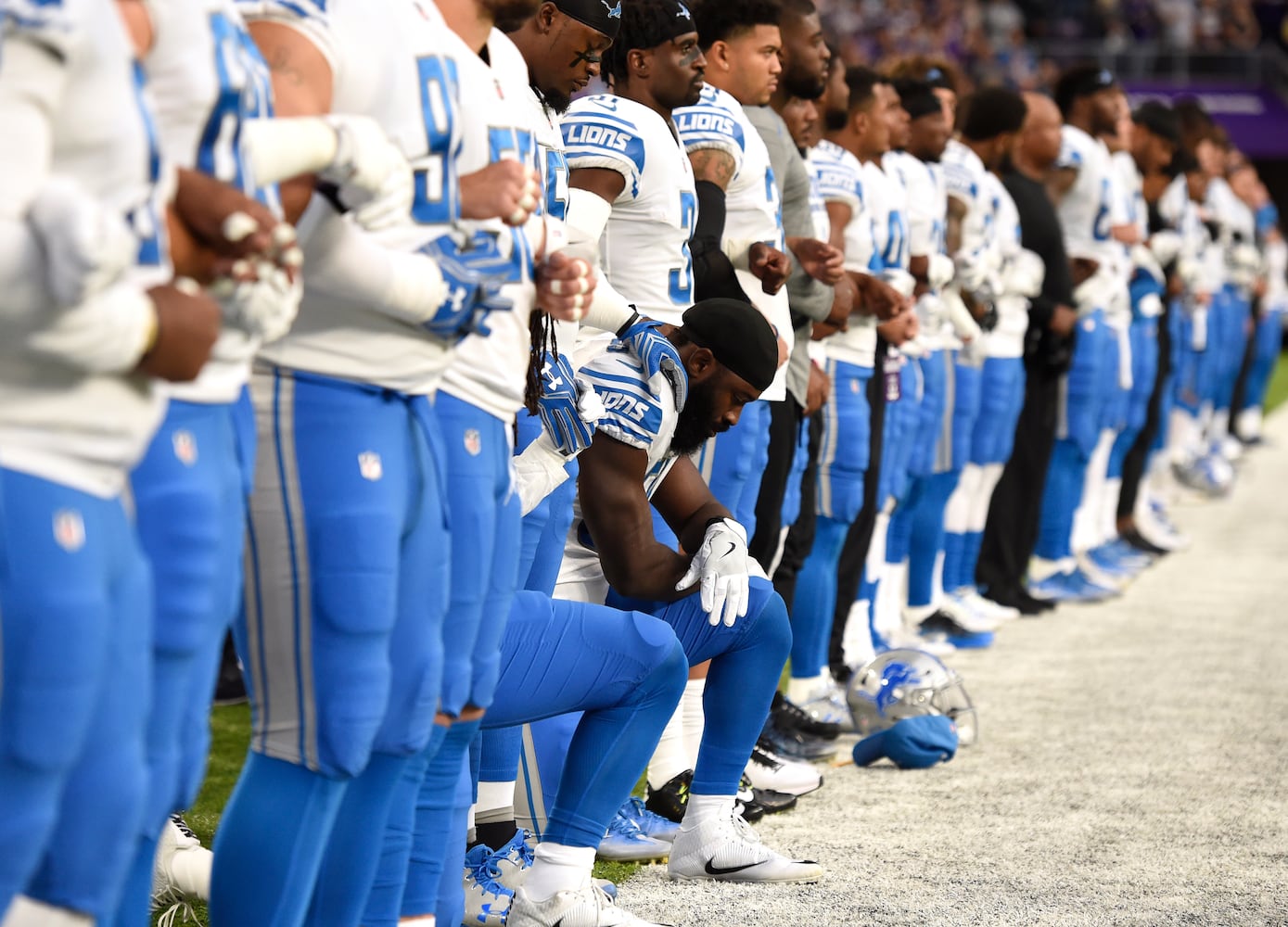 Photos: NFL national anthem protests continue