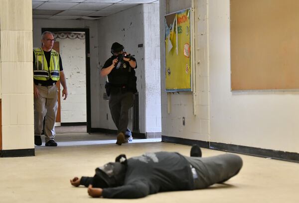 June 9, 2022 Atlanta - A law enforcement officer responses to an active shooter scenario during an active shooter training exercise held by Atlanta Police Department at former Venetian Hills Elementary School in Atlanta on Thursday, June 9, 2022. The Atlanta Police Department hosted advanced active shooter training with the department’s TFOs (tactical field officers) and the Titan unit. (Hyosub Shin / Hyosub.Shin@ajc.com)