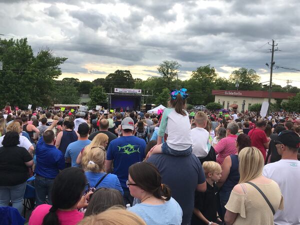  Thousands showed up to listen to Caleb Lee Hutchinson for a mini concert in downtown Dallas. CREDIT: Rodney Ho/rho@ajc.com