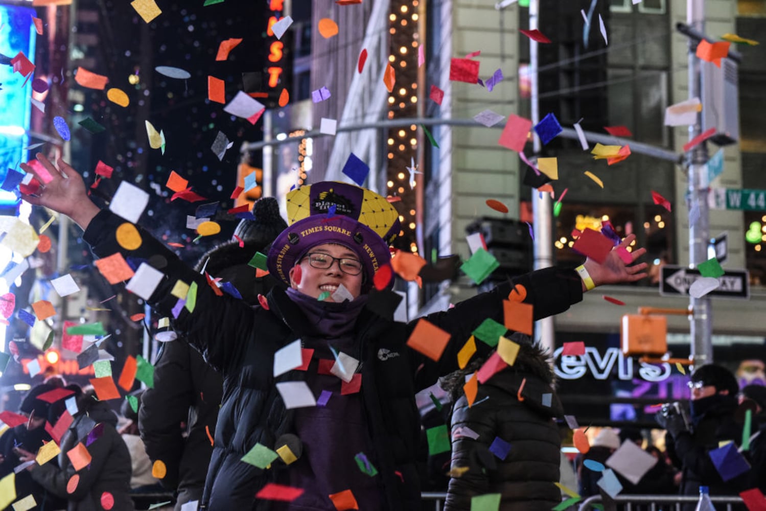 Freezing temps don’t deter crowds at Times Square for New Year’s Eve