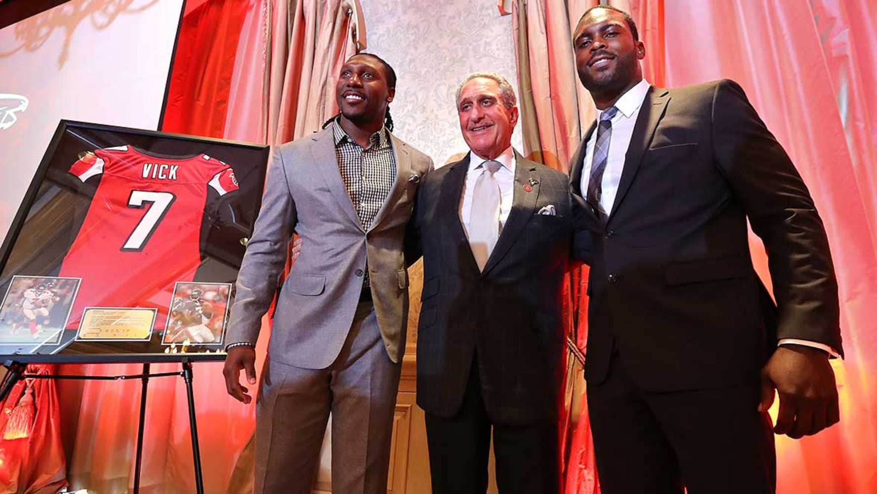 Photos: Falcons honor retirements of Michael Vick, Roddy White