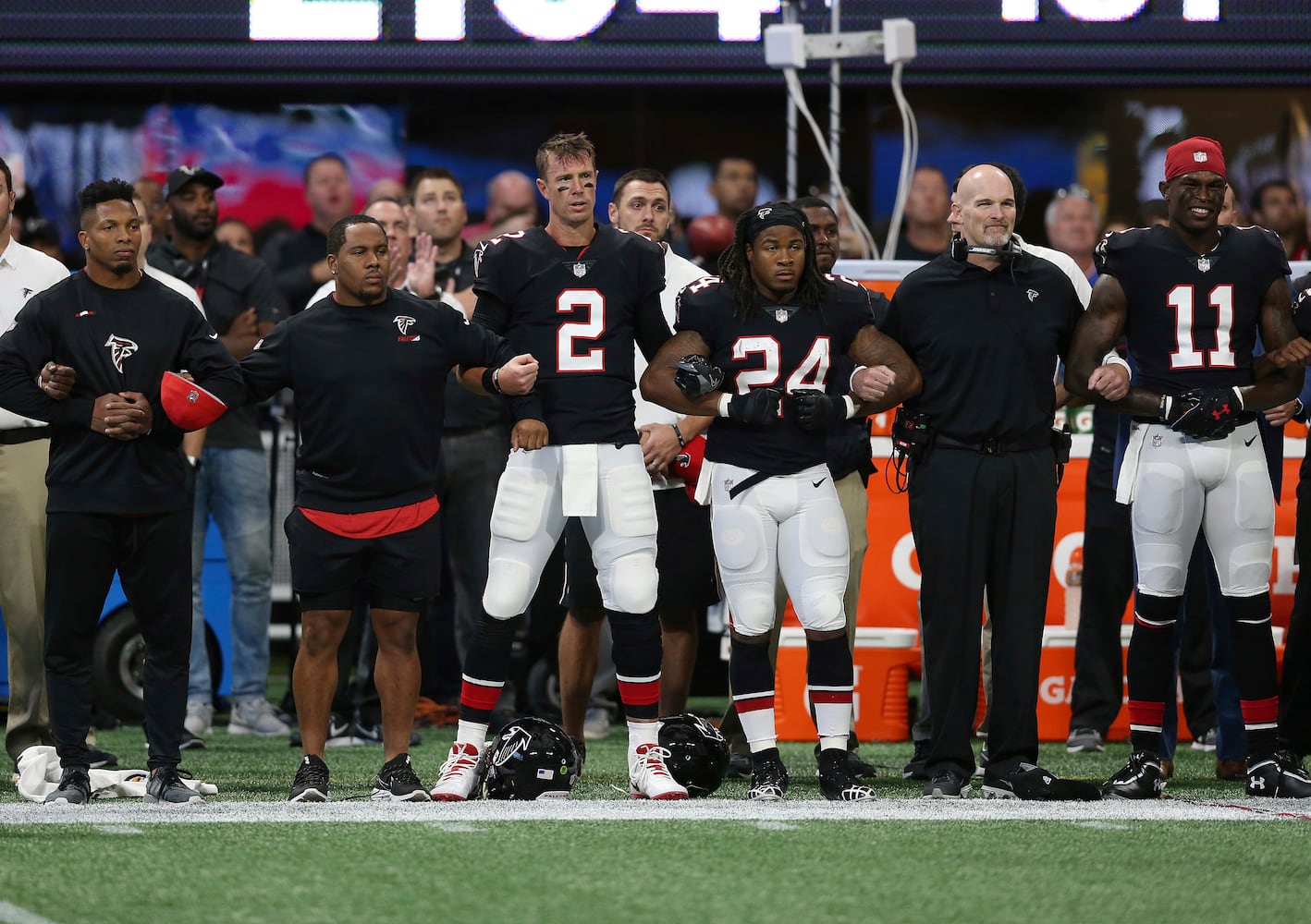 Photos: NFL national anthem protests continue