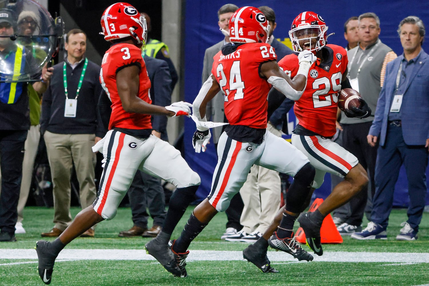 Georgia Bulldogs defensive back Christopher Smith (29) runs back a blocked LSU Tigers field goal attempt for 95 yards and a touchdown during the first half of the SEC Championship Game at Mercedes-Benz Stadium in Atlanta on Saturday, Dec. 3, 2022. (Bob Andres / Bob Andres for the Atlanta Constitution)