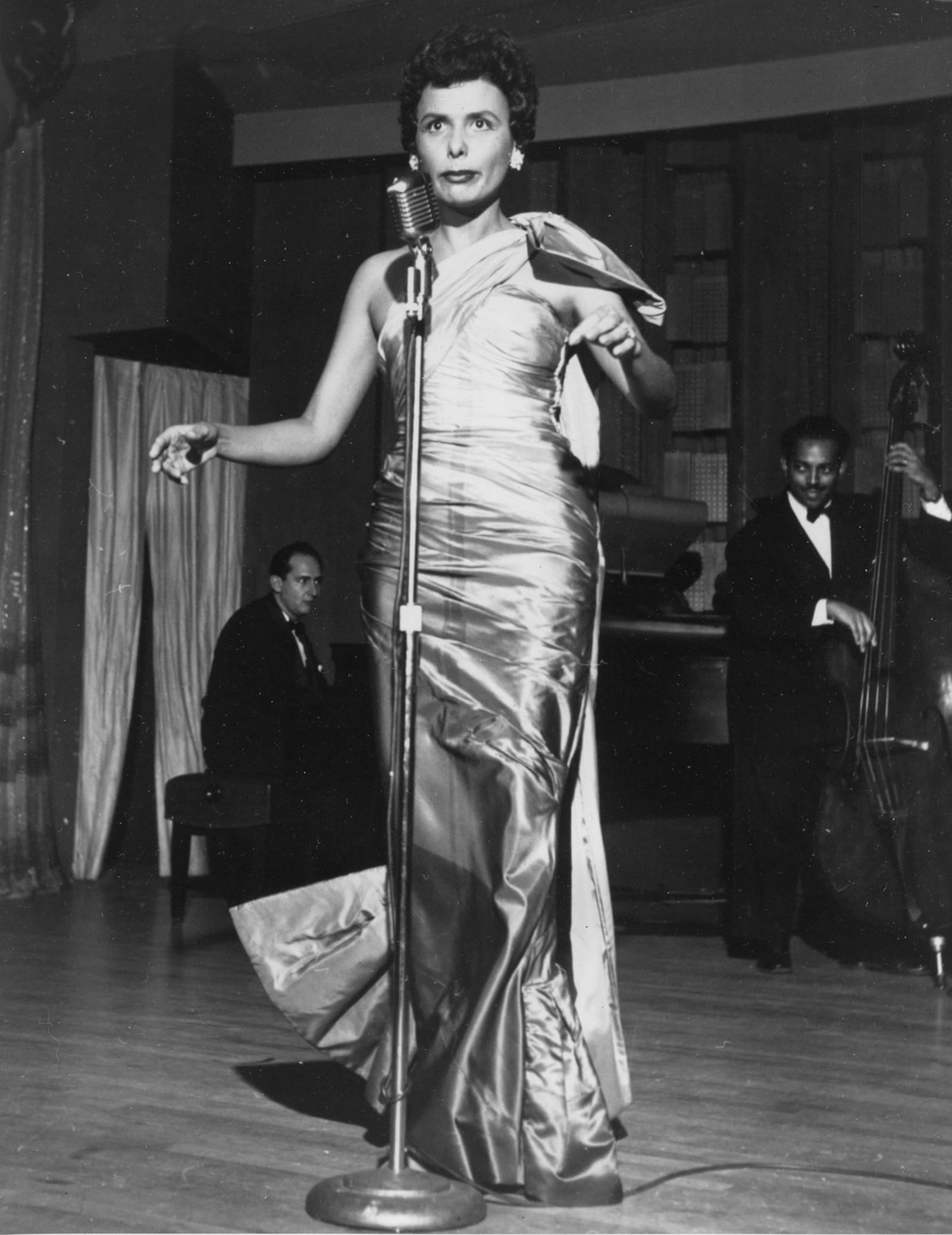 Lena Horne performs at the Sands Hotel in Las Vegas in 1954. Horne broke racial barriers as a Hollywood and Broadway star and was famed for her velvety rendition of “Stormy Weather.” ASSOCIATED PRESS