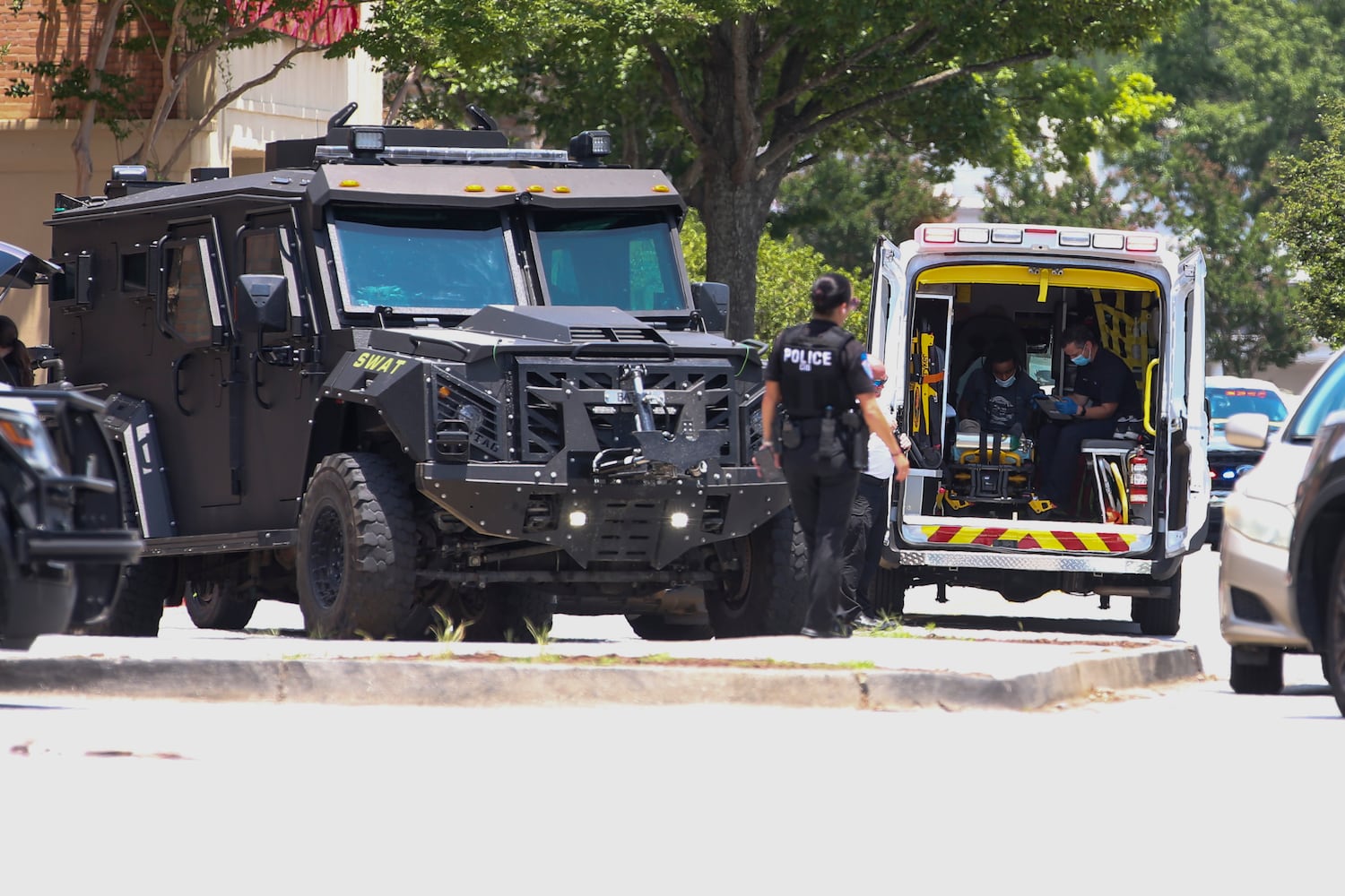 Breaking, Alpharetta man barricaded 