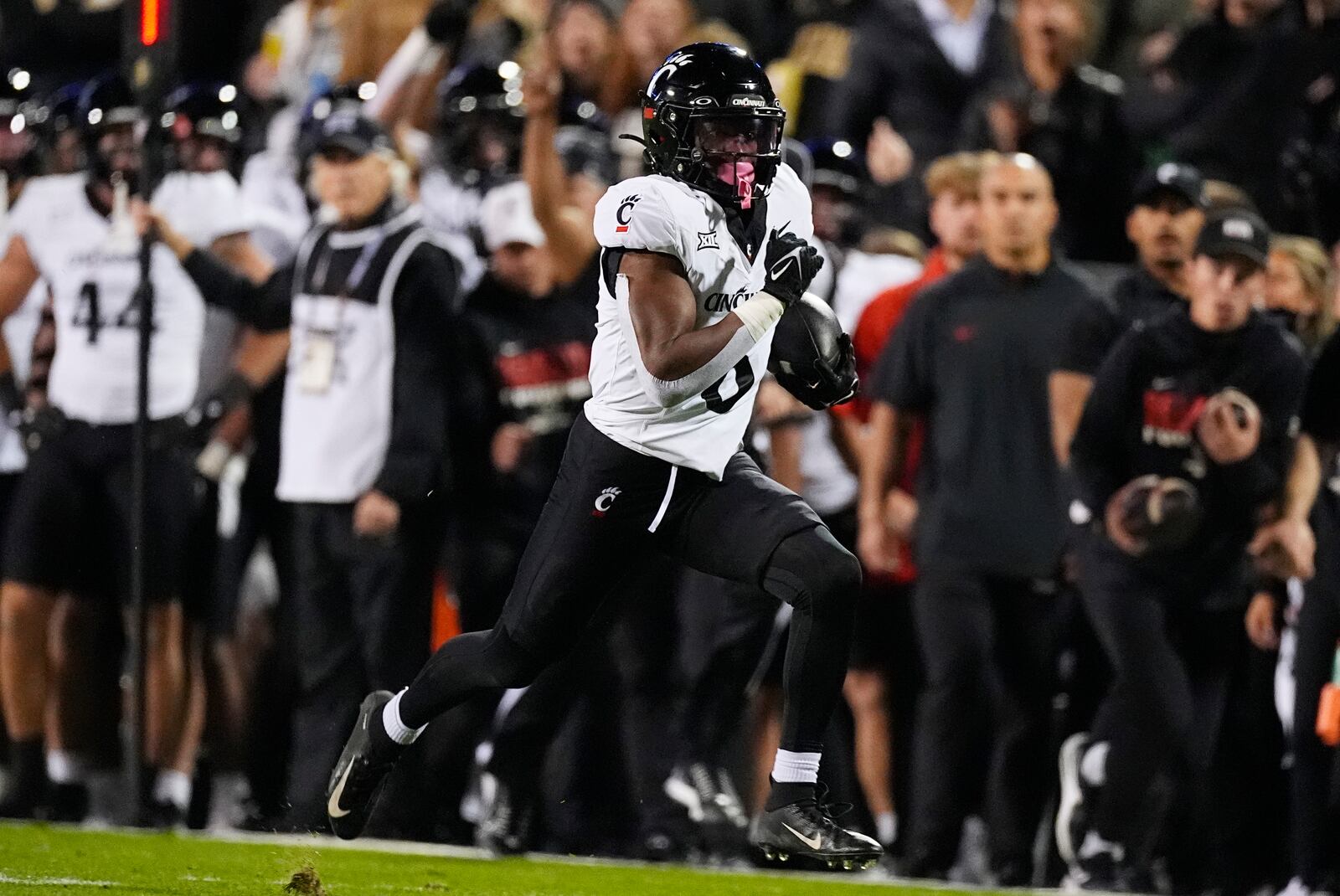 Cincinnati running back Evan Pryor runs for a long gain after catching a pass in the first half of an NCAA college football game against Colorado, Saturday, Oct. 26, 2024, in Boulder, Colo. (AP Photo/David Zalubowski)