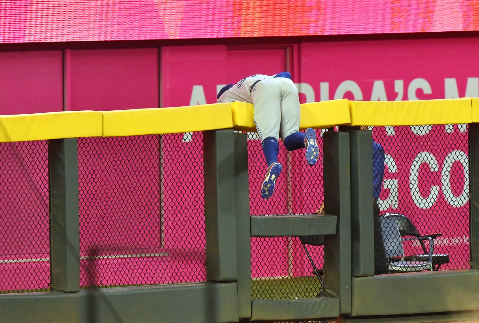 Toronto Blue Jays center fielder Anthony Alford (30) is not able to catch a three-run home run by Atlanta Braves left fielder Austin Riley. (Hyosub Shin / Hyosub.Shin@ajc.com)