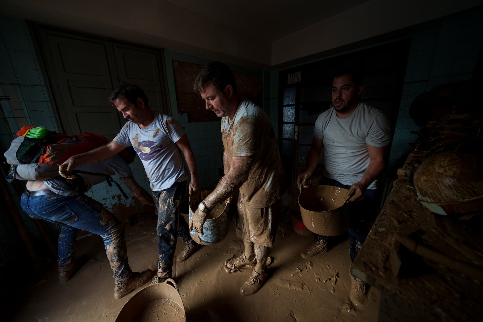 People clean a house of mud in an area affected by floods in Sedavi, Spain, on Friday, Nov. 1, 2024. (AP Photo/Manu Fernandez)