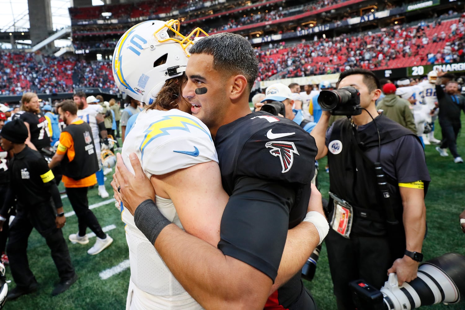 Falcons quarterback Marcus Mariota greets Chargers quarterback Justin Herbert after the game Sunday in Atlanta. The Chargers defeated the Falcons 20-17.
(Miguel Martinez / miguel.martinezjimenez@ajc.com)