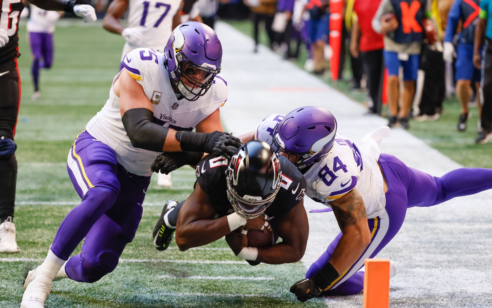 Atlanta Falcons linebacker Lorenzo Carter (0) recovers a forced fumble by Minnesota Vikings quarterback Joshua Dobbs and returns it close the the goal line during the first half of an NFL football game In Atlanta on Sunday, Nov. 5, 2023 between the Atlanta Falcons and the Minnesota Vikings. (Bob Andres for the Atlanta Journal Constitution)