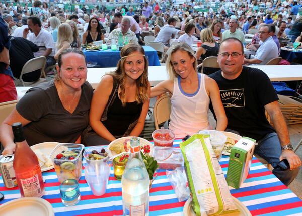 In 2014, Shani Sammons, Lisa Pallozzi, Johnna Lee and Dave turned the Jennifer Nettles show into a dinner concert. Robb D. Cohen/RobbsPhotos.com