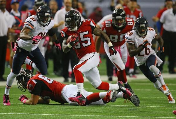 Falcons running back Antone Smith breaks away for a long touchdown run after making a reception against the Bears to cut the lead to 13-10 during the third quarter in their football game on Sunday, Oct. 12, 2014, in Atlanta. (Curtis Compton)